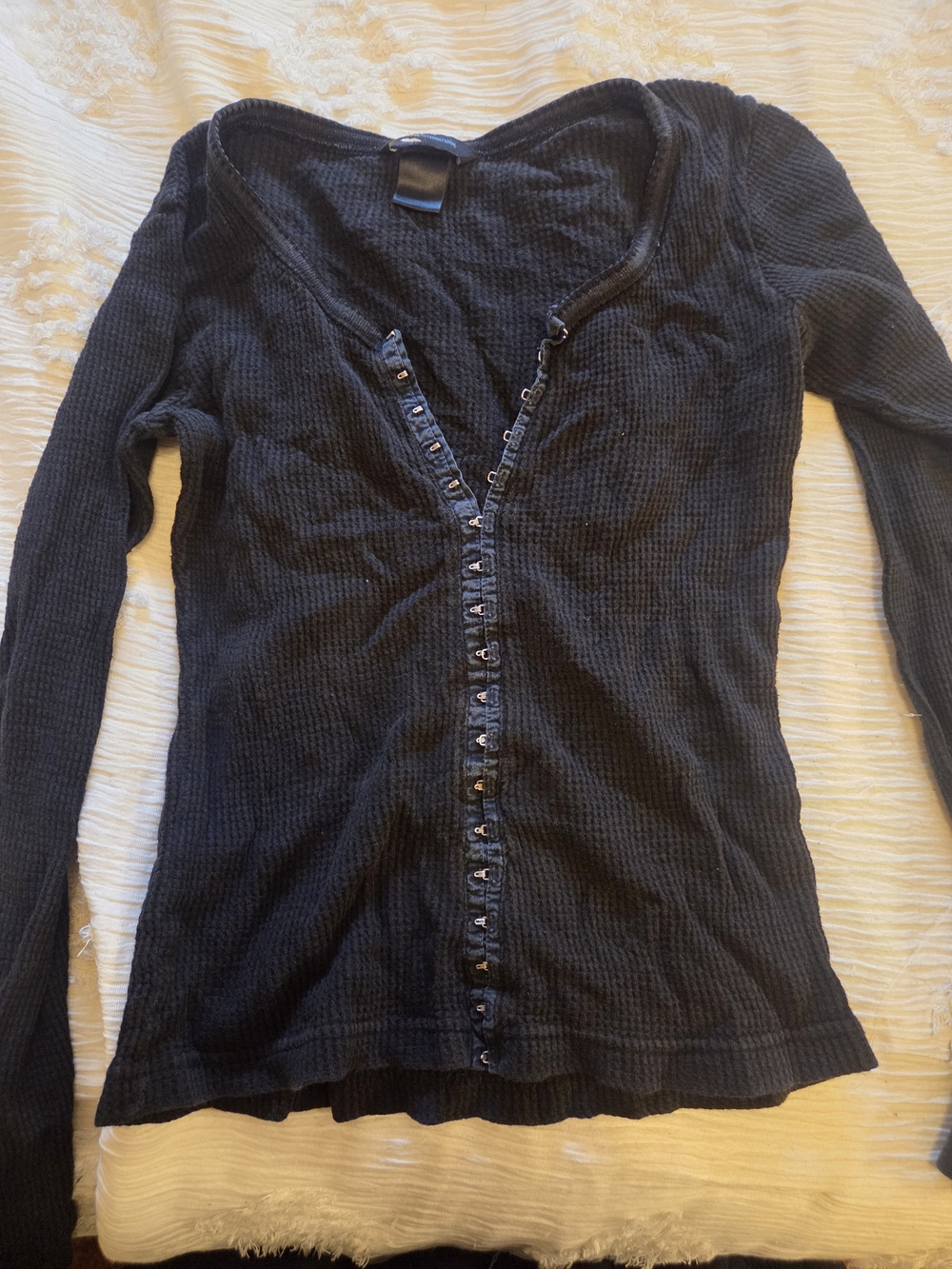 Moda International Vintage Women’s Black Waffle-Knit Hook & Eye Long Sleeve Top